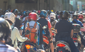 目擊前方騎士「背上有蛇」 她嚇歪：從屁股爬到肩膀