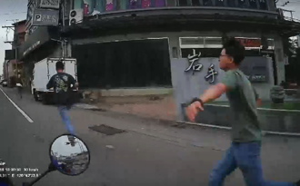 功夫猫熊真实版影片曝！外送员快骑「一铁掌KO」  毒贩当场倒地