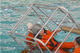 飛官演練水中逃生    國家求生訓練中心訓練曝光