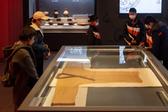 西漢墓出土「史上最輕薄衣物」只有49克 專家曝真實用途