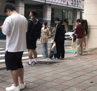 路邊驚見一排「國民潮鞋」全場狂撞 網讚：好穿又好搭 