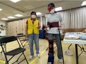 「铁拐体验」穿上模拟装置 体会中风患者的日常