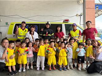 體驗消防小小英雄 與消防員近距離接觸