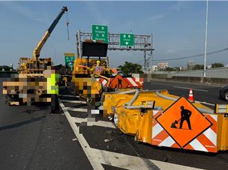 真倒楣！國道緩撞車又被撞　國1「嘉義段」淪為大型翻車現場
