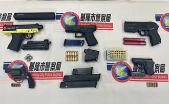 基隆警獲報男子「擁槍自重」 埋伏逮人查獲5把槍