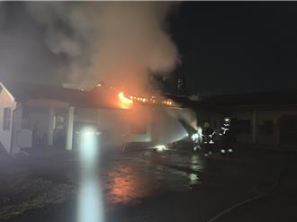 三合院火警疑屋內屯放炮竹　消防射水搶救炮火連天