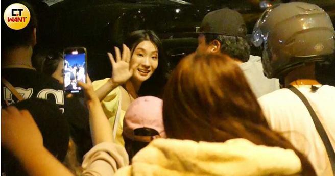 结束「新北春纷节」演出的陈华，甫下台被粉丝簇拥要求签名和合照。（图／本刊摄影组）