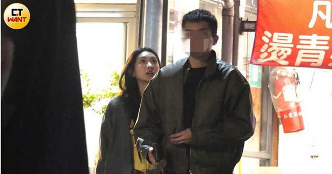 穿着演出服来不及换掉便直奔大安区与友人会合吃饭，陈华一名男性友人一起离开，两人关系看来相当不寻常。（图／本刊摄影组）