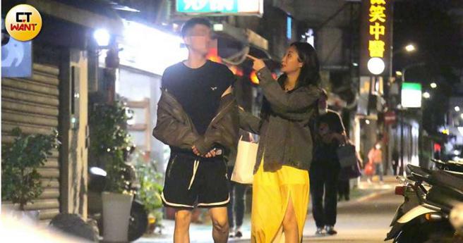 陈华和篮球男分别结束各自按摩与剪髮行程，两人走着走着在暗巷中，陈华勾起男生的手指着他讲话讲得很嗨。（图／本刊摄影组）