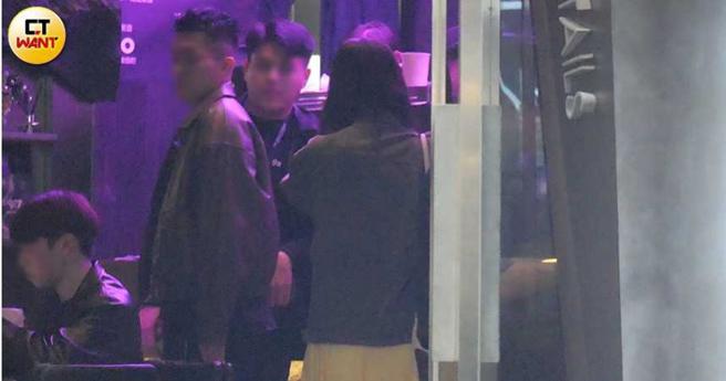 之后陈华与男友搭计程车与先前饭友会合。（图／本刊摄影组）