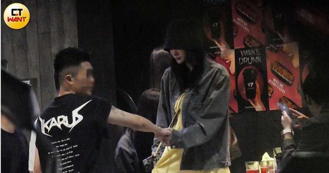 男方不时会牵起陈华的手，两人举动相当大方没在避讳。（图／本刊摄影组）