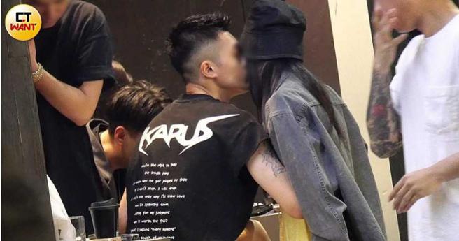 陈华男友还会忍不住当眾亲吻她，完全是热恋男女的行径。（图／本刊摄影组）