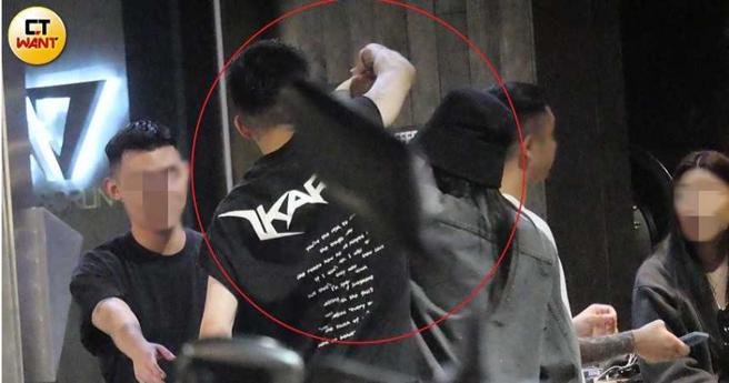 就算有一些朋友在场，小俩口还是甜蜜跳舞转圈，不停地放闪。（图／本刊摄影组）