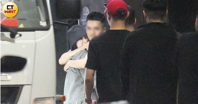 深夜11点半左右，男友看到换了宽松衣服的陈华，再度将她抱紧处理。（图／本刊摄影组）