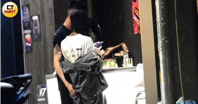 男友伸手劈劈啪啪地连续拍屁屁，陈华完全不以为意。（图／本刊摄影组）