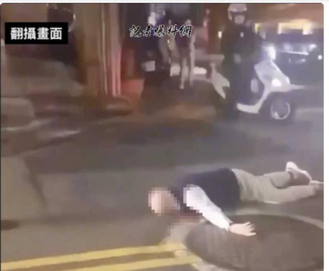 桃园黑人家族老大郭信一出门倒垃圾时遭近距离连轰7枪毙命，由于康育豪半年前曾砍杀黑人家族成员，道上传言枪手就是他。（图／翻摄脸书爆料公社）
