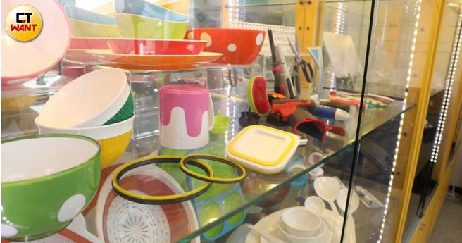 虽然是做B to B生意，但富强鑫的设备所生产的产品应用范围广泛，台湾早期牙刷柄从单色变成彩色，就是因为富强鑫开发了双色射出机。（图／记者刘耿豪摄）