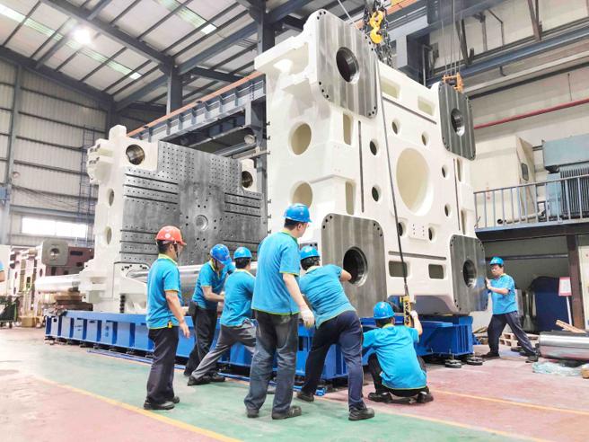 富强鑫生产过最大的机台，长16公尺、高4公尺，客户下单订制机台后会先在富强鑫的工厂组装、测试生产，完成验收后，再拆解送到客户工厂重新组装。（图／富强鑫提供）