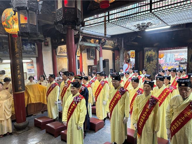 國定民俗「學甲上白礁」17日登場，一早前立法院長王金平（右四）親臨會場，擔任祭典儀式的主祭官。（學甲慈濟宮提供／張毓翎台南傳真）