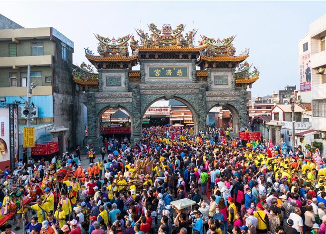 國定民俗「學甲上白礁」是學甲的年度盛事，一早慈濟宮內外擠滿大批的香客民眾。（學甲慈濟宮提供／張毓翎台南傳真）