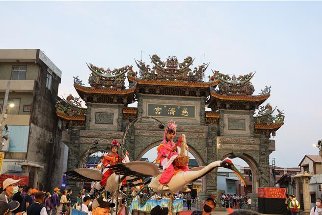 遶境隊伍之開路先鋒為全台唯一人工抬扛的後社集和宮蜈蚣陣。（學甲慈濟宮提供／張毓翎台南傳真）