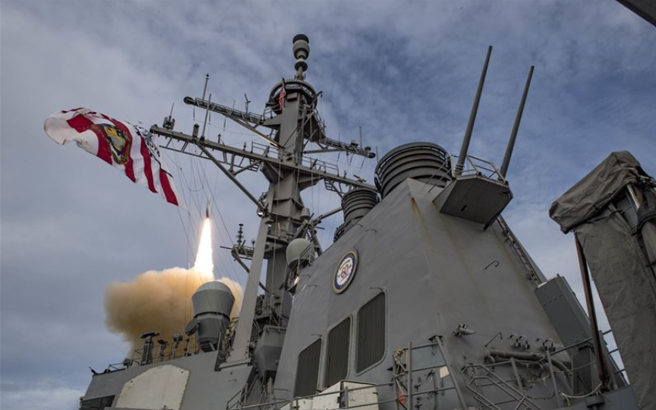 「卡尼号」（DDG 64），部署在以色列近岸，图为日前发射标二(SM-2)飞弹照片。(翻摄DIVIDS网站)

