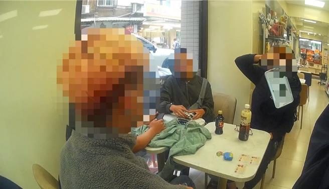 警方在2小時內迅速查獲4名竊賊，嫌犯只得乖乖交出車牌。（翻攝照片／林郁平台北傳真）