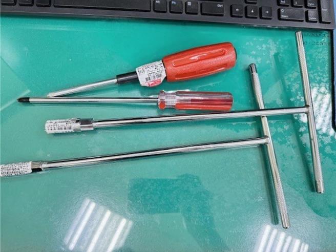 警方當場查扣做案工具一批。（翻攝照片／林郁平台北傳真）