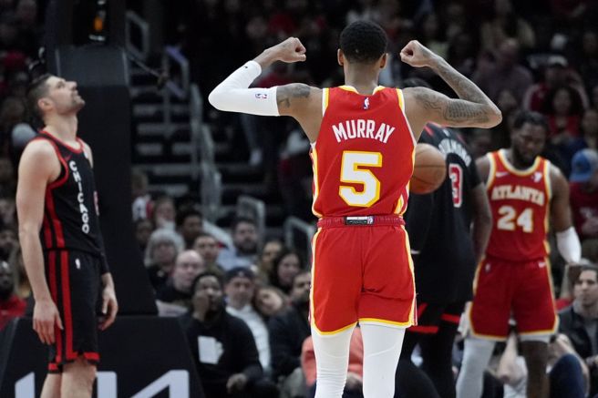 NBA老鹰对战公牛，Dejounte Murray(中)庆祝得分。（美联社资料照）