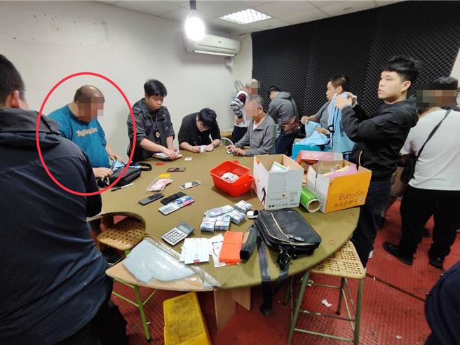 林姓男子于汐止区福德一路工业厂房内经营天九牌赌场。（汐止警分局提供）