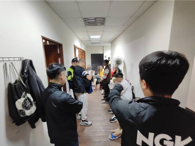 大批荷枪实弹警员日前前往赌场攻坚查缉。（汐止警分局提供）