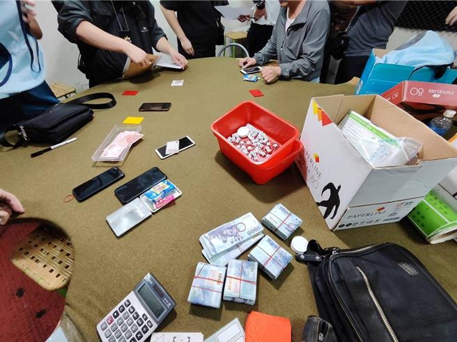 警方查获21名赌客及近百万赌资，警询后依法送办。（汐止警分局提供）