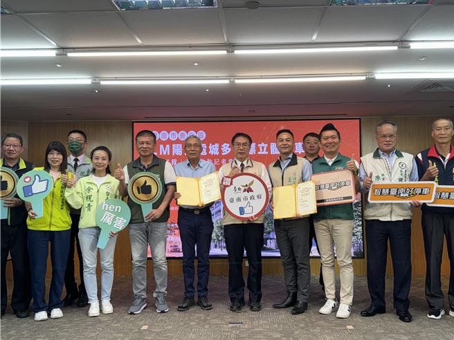 台南市长黄伟哲（左六）强调市府逐步解决停车需求不足的问题。（曹婷婷摄）