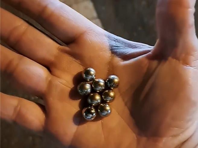 墾丁大街發生遊客遭鋼珠彈射擊事件。（民眾提供／羅琦文屏東傳真）