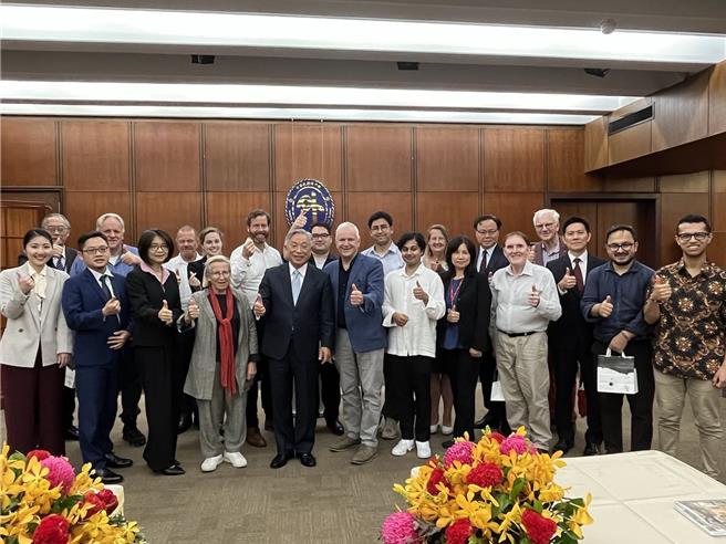 外交部政务次长田中光16日午宴欢迎「澳洲国际事务协会-维多利亚州分会」访团。（外交部提供）