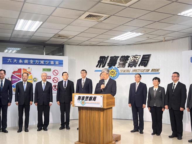 行政院長陳建仁17日至刑事局主持記者會。（林郁平攝）