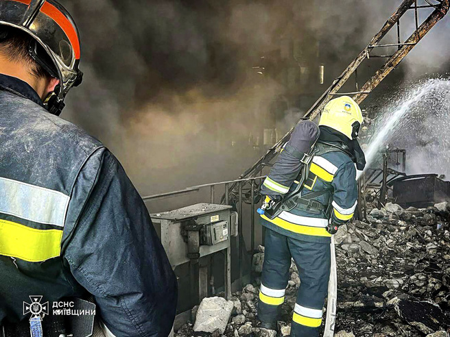 俄罗斯3月中炸毁基辅最大特里皮尔斯卡火力发电厂（Trypilska TPP）。图为消防员为电厂灭火。（图／美联社）