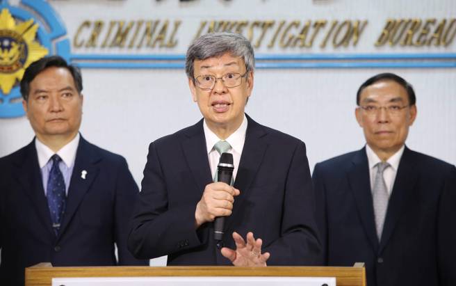 內政部警政署刑事警察局17日召開【查緝大麻毒品暨發掘施用黑數「六大系統齊阻麻，淨化社區免麻煩」】記者會，行政院長陳建仁（中）出席肯定各單位的辛苦付出。（王英豪攝）