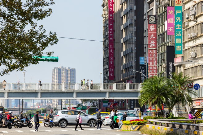 陆客狂拍街景讚「台人是天才」，引起两岸网友讨论。（示意图：shutterstock／达志）