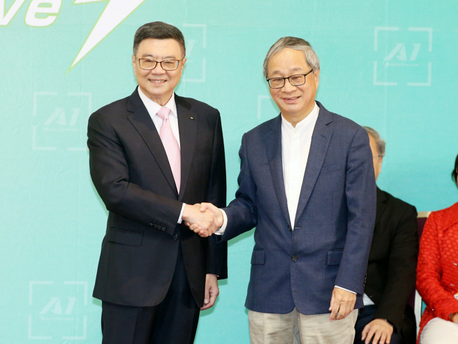 準行政院長卓榮泰（左）12日舉行第二場內閣人事發布會，宣布作家小野（李遠）（右）將出任文化部長。（資料照/杜宜諳攝）