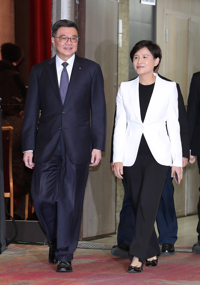 總統當選人賴清德10日宣布，520上任後將由前民進黨主席卓榮泰（左）擔任行政院長，卓也隨後宣布第一波內閣名單，由前文化部長鄭麗君（右）擔任行政院副院長，卓、鄭二人一同步入記者會場。（資料照/黃世麒攝）