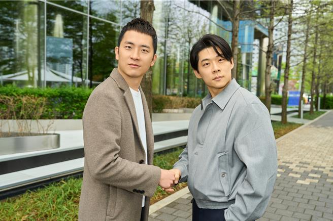 「天空娛樂」營運長大剛（左）與執行長于傳勇，攜手將幻藍小熊推向國際。（天空娛樂提供）