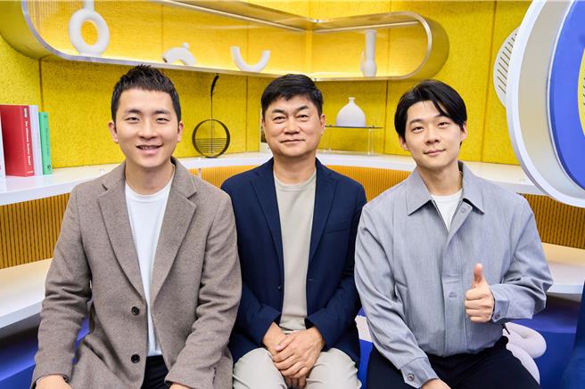 天空娛樂營運長大剛（左）、執行長于傳勇（右）與SBS Medianet 的 CEO執行長李相秀相見歡。（天空娛樂提供）