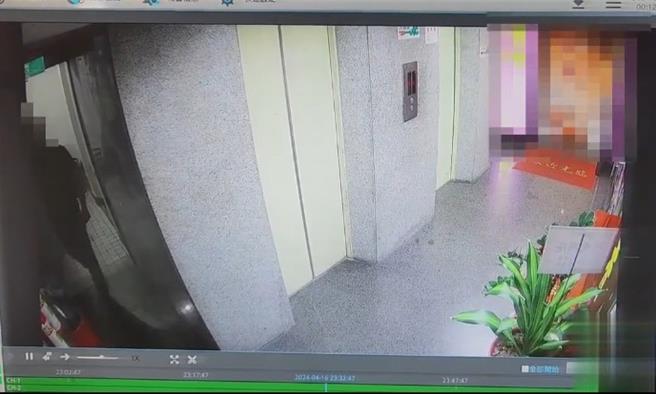 犯嫌在２樓電梯前跟１樓樓梯間徘徊。（警方提供／吳佩蓉宜蘭傳真）