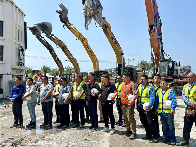 「天王星」今天拆除作业尾声，拆除工程人员假使重机械，面向大楼，脱下帽子，向地震罹难者致意。（王志伟摄）