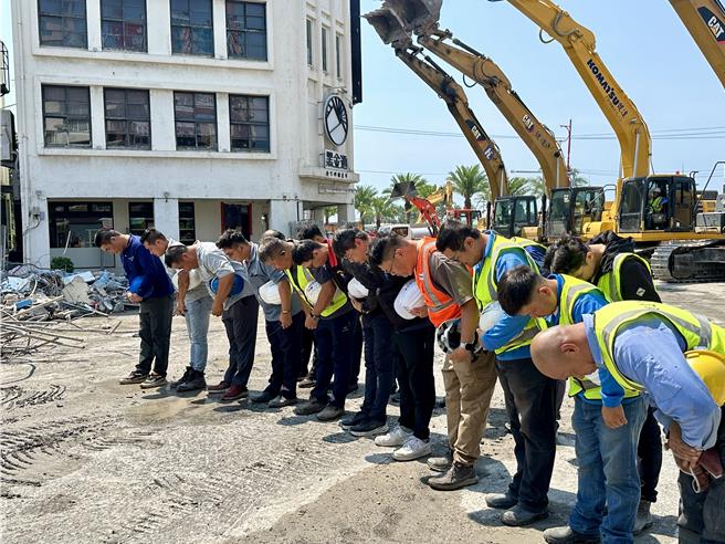 「天王星」今天拆除作业尾声，拆除工程人员假使重机械，面向大楼，脱下帽子，向地震罹难者致意。（王志伟摄）