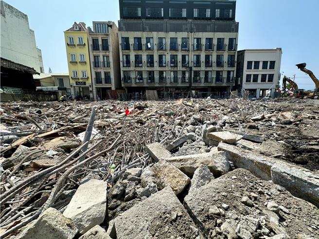 「天王星大楼」已经夷为平地，现场剩下石砖、钢筋，正收尾。（王志伟摄）