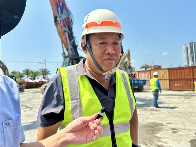 营建公司现场工班负责人周治宏说，天王星倾斜20几度，要24小时监测大楼倾斜，如今工作结束，是松了一口气，但心情也沈重。（王志伟摄）