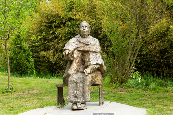 預言家「盲眼龍婆」巴巴萬加生前留下許多預言，近日中東局勢緊張，她對於2024年的預測再度受關注。（示意圖：Shutterstock／達志／龍婆雕像）