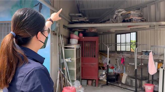 吳姓女警指出，兩名嫌犯藏於儲物架隔層上。（民眾提供／孫英哲彰化傳真）